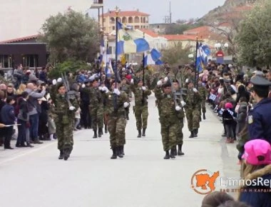 Λήμνος - παρέλαση: Έψαλλαν τον εθνικό ύμνο προκαλώντας συγκίνηση